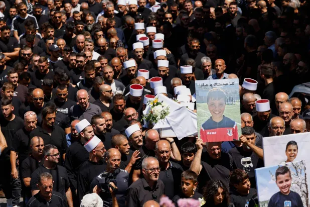 جنازة غيفارا إبراهيم 11 عاماً الذي قُتل في غارة جوية من لبنان قبل يومين في بلدة مجدل شمس الدرزية في الجولان (أ.ف.ب)