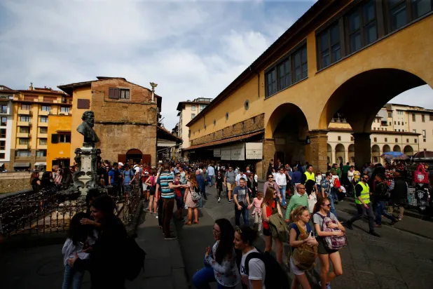 سائحون في مدينة فلورنسا بوسط إيطاليا (أرشيفية - رويترز)