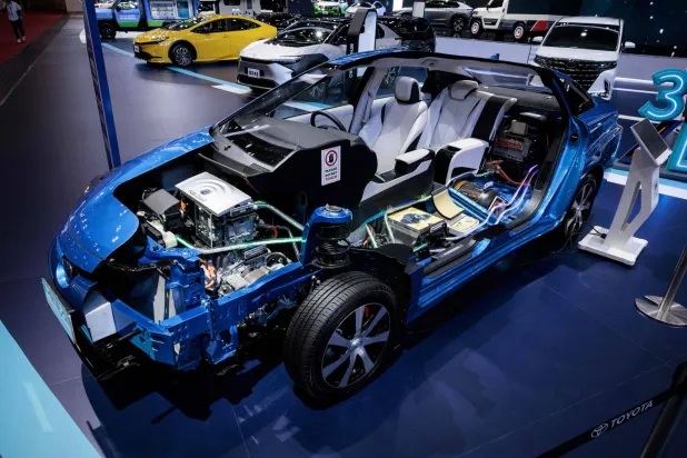 سيارة «تويوتا» كهربائية في معرض إندونيسيا الدولي للسيارات (أ.ف.ب)
