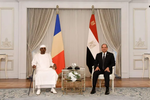 السيسي مستقبلاً الرئيس التشادي محمد إدريس ديبي بمدينة العلمين الجديدة (الرئاسة المصرية)
