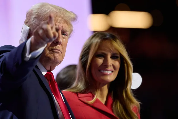 المرشح الجمهوري للرئاسة الأميركية دونالد ترمب إلى جانب زوجته ميلانيا (إ.ب.أ)