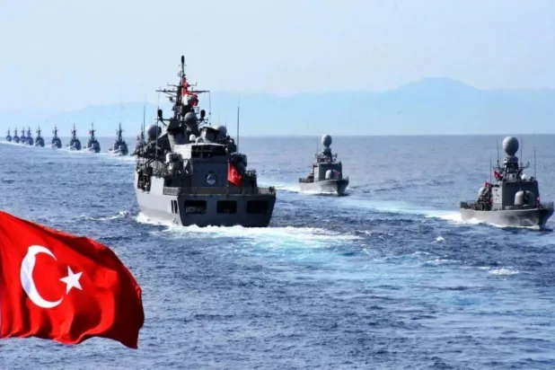 سفن حربية تركية حرست سفينة تنقيب عن النفط والغاز في شرق البحر المتوسط عام 2020 مما أثار توتراً مع اليونان (أرشيفية)