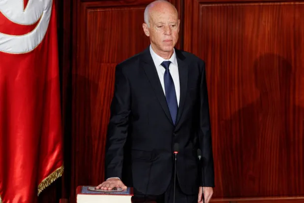 الرئيس قيس سعيّد يعُدّ العُدّة لاختبار انتخابي مهم (رويترز)