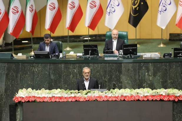 بزشكيان يلقي خطابه الأول بعد أداء اليمين الدستورية أمام البرلمان (رويترز)