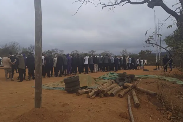 عدد من الليبيين الذين جرى اعتقالهم في المزرعة (أ.ب)