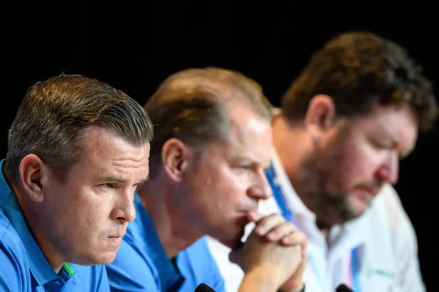 من (اليسار) رئيس «وادا» فيتولد بانكا وأوليفييه نيجلي والمراقب دارين مولالي خلال المؤتمر الصحافي في باريس (أ.ف.ب)