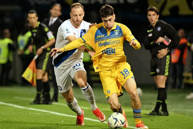 الأرجنتيني ماتياس سولي (يمين) إلى روما رسمياً (رويترز)