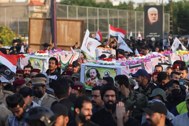 تشييع عناصر من «كتائب حزب الله» قُتلوا بغارة أميركية على جرف الصخر في بغداد - 22 نوفمبر (أرشيفية - رويترز)
