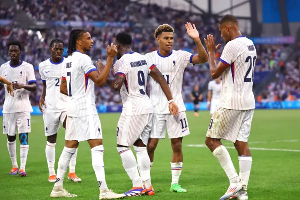 فرحة لاعبي فرنسا بأحد أهدافهم الثلاثة في مرمى نيوزيلندا ضمن منافسات كرة قدم الألعاب الأولمبية (رويترز)