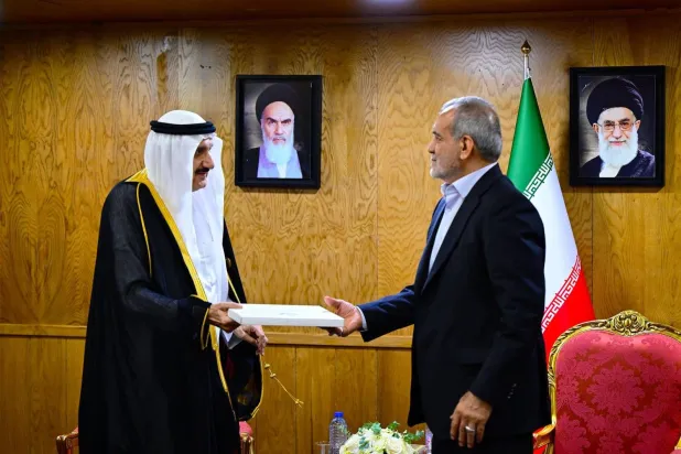 الأمير منصور بن متعب لدى تسليمه الرسالة للرئيس مسعود بزشكيان في طهران (واس)