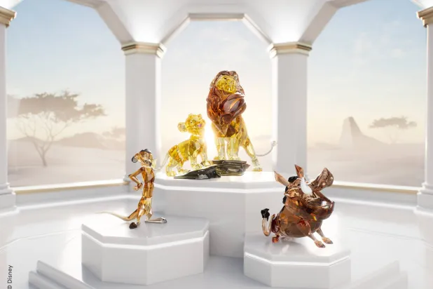 تحتفل المجموعة بمرور 30 سنة على إصدار فيلم «الأسد الملك» (سواروفسكي)