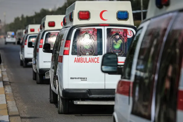 سيارات إسعاف تحمل جثث عناصر من «الحشد الشعبي» قُتلوا في غارات جوية أميركية في بغداد في فبراير 2024 (د.ب.أ)