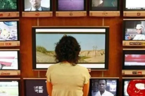 متابعة الأخبار السلبية قد يضر بدماغك (رويترز)