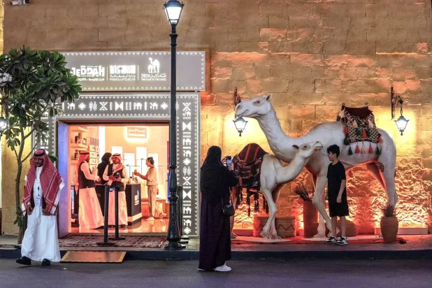 تجربة استثنائية يجدها الزائر في جناح وزارة الثقافة بمنطقة «سيتي ووك» بجدة (الشرق الأوسط)