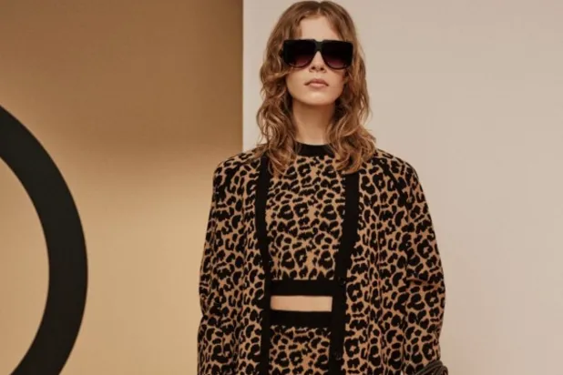 هل عادت تنورة المطبوعة بنقشة «الفهد»؟ كيفية تنسيق إحيائها في عام 2024