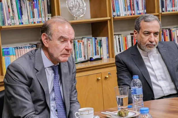 عراقجي ومورا خلال مباحثاتهما في طهران (إرنا)