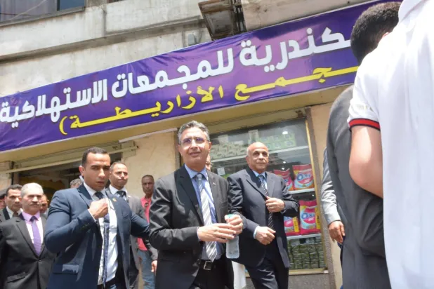 وزير التموين خلال تفقد إحدى الأسواق بالإسكندرية (وزارة التموين والتجارة الداخلية المصرية)