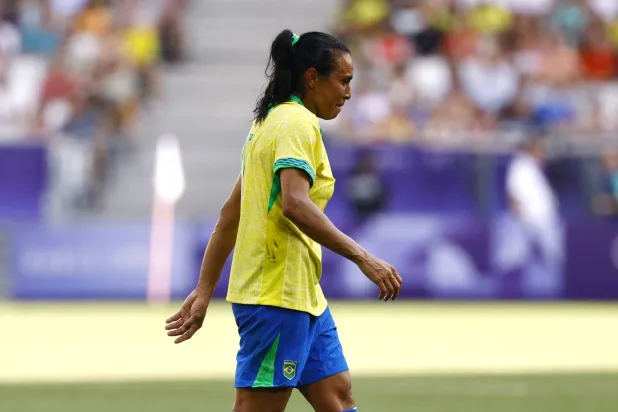البرازيلية مارتا تذرف الدموع بعد طردها خلال مواجهة إسبانيا ضمن منافسات أولمبياد باريس 2024 (رويترز)