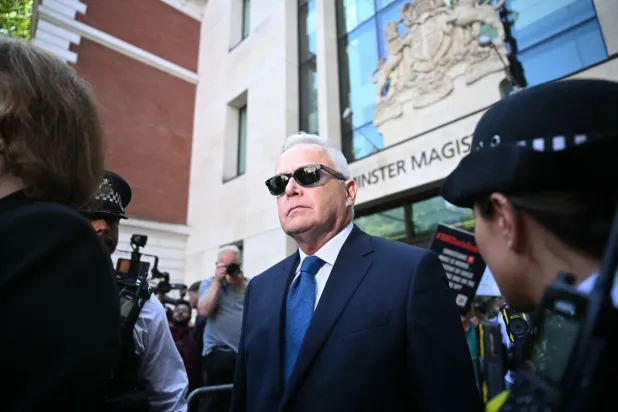 مقدم البرامج التلفزيونية البريطاني السابق هيو إدواردز (أ.ف.ب)