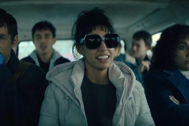 The Umbrella Academy, Gerard Way tarafından yazılan, Gabriel Bá tarafından çizilen ve Dark Horse Comics tarafından yayınlanan aynı adlı çizgi roman serisine dayanıyor (Netflix)