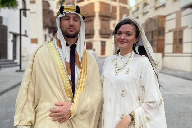 سياح من خارج المملكة يجربون زي المنطقة الغربية بين أزقة جدة التاريخية (المقصب للأزياء التراثية)