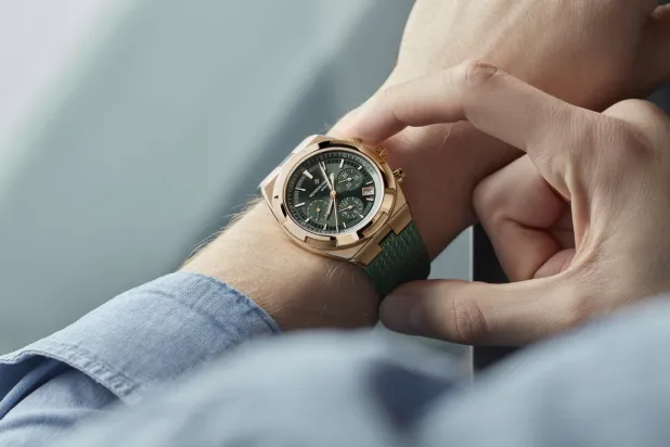 الميناء الأخضر يعزز لون الذهب ويجعل الأرقام والعقارب أكثر وضوحاً (فاشرون كونستانتان)