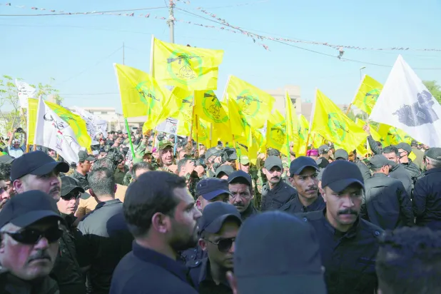 
عناصر من «الحشد الشعبي» يُشيِّعون قتلى الهجوم على «جرف الصخر» (أ.ب)