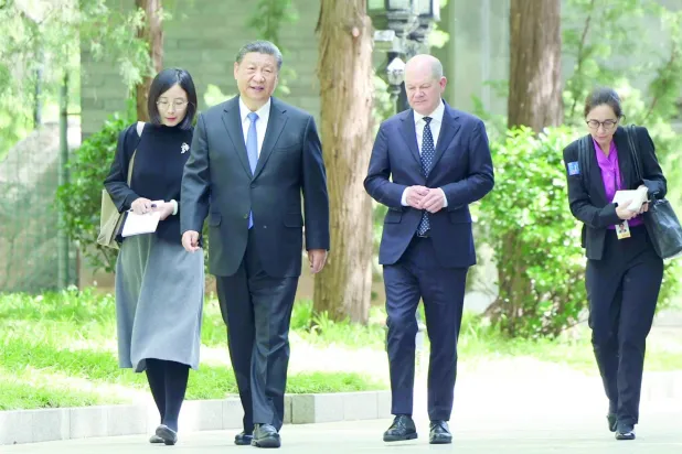 Schulz, 16 Nisan 2024'teki Pekin ziyareti sırasında Şi'ye eşlik etti (AP)