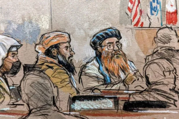 رسم لخالد شيخ محمد (يمين) ورمزي بن الشيبة (وسط) ووليد بن عطاش (يسار) خلال مثولهم أمام القاضي في جلسة تحضيراً لمحاكمتهم في قاعدة غوانتانامو الأميركية في كوبا (أ.ف.ب)