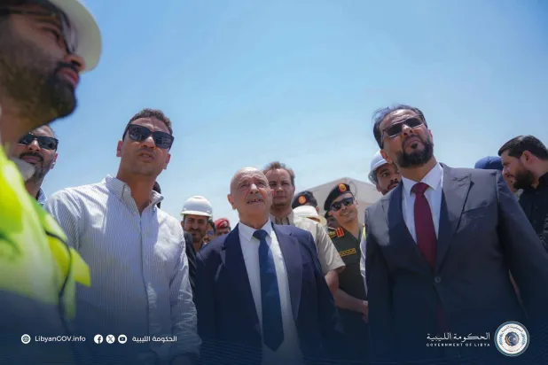 صالح وحماد وخلفهما بالقاسم حفتر خلال افتتاح مشاريع خدمية في أجدابيا (الحكومة الليبية)