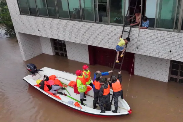 شهدت أجزاء كبيرة من شمال البلاد بينها العاصمة بكين موجات حر وتجاوزت الحرارة 35 درجة مئوية (رويترز)