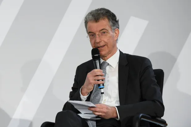 رئيس مؤتمر ميونيخ للأمن كريستوف هويسغن خلال مشاركته في حلقة نقاشية حول استراتيجية الأمن القومي في وزارة الخارجية الألمانية في برلين في مارس 2022 (رويترز)