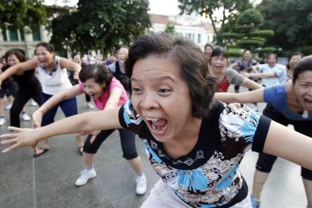 زيادة وتيرة الضحك من شأنها أن تقلل من خطر الإصابة بأمراض القلب والأوعية الدموية (رويترز)