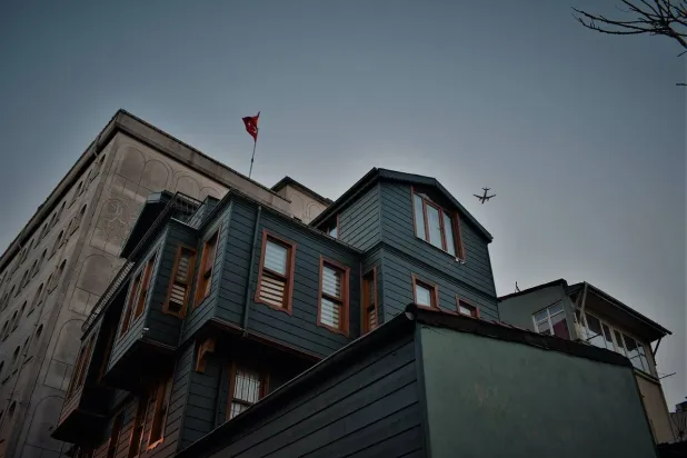 صورة تعبيرية لعلم تركيا على أحد المباني من بكسباي