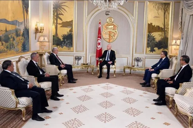 الرئيس التونسي يستقبل رئيس البرلمان الجزائري وسفير الجزائر لدى تونس دعماً لترفيع التنسيق والشراكة في مكافحة التهريب والإرهاب بحضور مسؤولين تونسيين (موقع رئاسة الجمهورية التونسية)