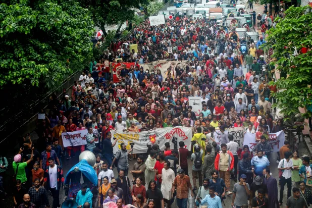طلاب ومعلمون وأولياء أمور وفنانون وممثلون عن المجتمع المدني وقادة منظمات طلابية مختلفة ينضمون إلى مظاهرة حاشدة في دكا ببنغلاديش (إ.ب.أ)