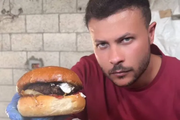 المدوّن الفلسطيني حمادة شقورة في لقطة من أحد فيديوهاته