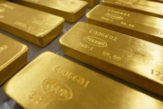 Marked ingots of 99.99 percent pure gold are placed in a cart at the Krastsvetmet non-ferrous metals plant in the Siberian city of Krasnoyarsk, Russia March 10, 2022. REUTERS/Alexander Manzyuk/File Photo
