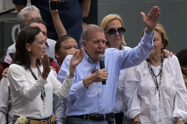 مرشح المعارضة للانتخابات الرئاسية في فنزويلا إدموندو غونزاليس أوروتيا  يتحدث إلى مناصريه (أ.ف.ب)