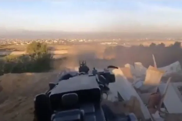 لقطات من مقاطع الفيديو التي نشرها برام سيتنبريو لإطلاق النار على أنقاض مبنى وهدم مسجد (يوتيوب)