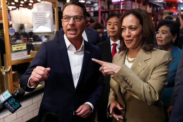 نائبة الرئيس الأميركي المرشحة الديمقراطية كامالا هاريس مع حاكم بنسلفانيا جوش شابيرو خلال مناسبة في فيلادلفيا (رويترز)