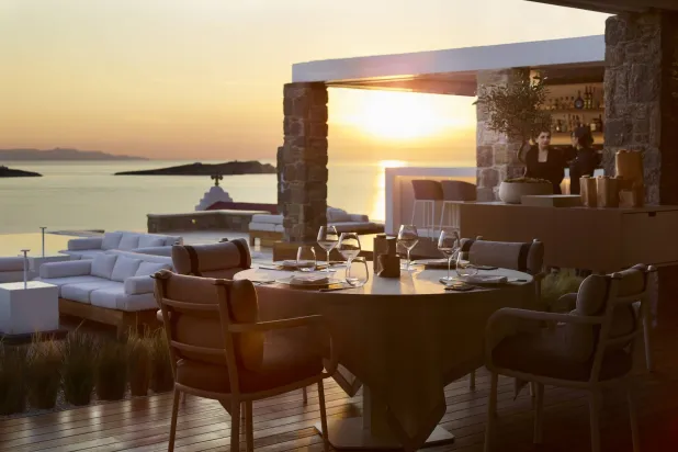 منظر رائع لغروب الشمس من شرفة «ييفو» ميكونوس (الشرق الأوسط)