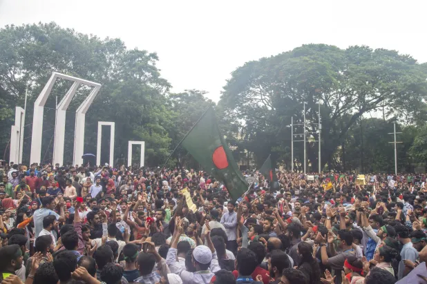 متظاهرون ضد حكومة الشيخة حسينة في دكا عاصمة بنغلاديش (إ.ب.أ)