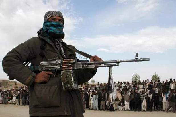 حركة طالبان الباكستانية تحرس نقطة التفتيش التابعة لها في مكان ما بالمناطق القبلية (وسائل الإعلام الباكستانية والحكومة الباكستانية)