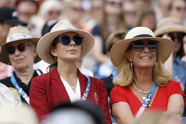 ملكة الدنمارك ماري تتابع فعاليات فريق بلدها للفروسية التي احتضنها قصر فرساي (إ.ب.أ)