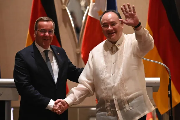 وزيرا الدفاع الألماني والفلبيني في ختام مؤتمرهما الصحافي بمانيلا الأحد (أ.ف.ب)