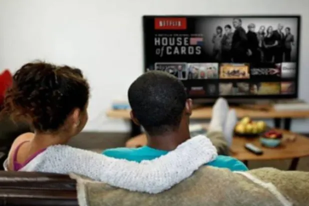 حذرت أبحاث كثيرة من تناول الطعام خلال مشاهدة التلفزيون (رويترز)