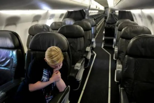 رأى بعض المسافرين القمل يزحف في شعر إحدى المسافرات (رويترز)