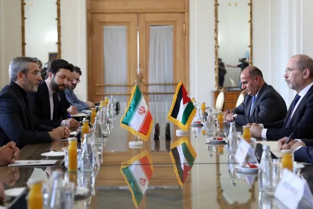 علي باقري كني ووزير الخارجية الأردني أيمن الصفدي خلال مباحثاتهما في طهران اليوم (إ.ب.أ)