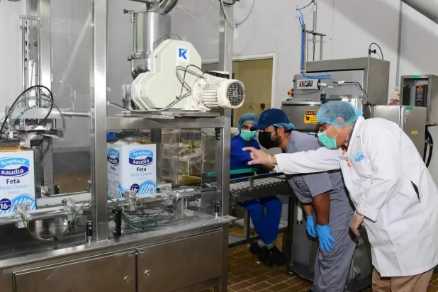 أحد المصانع السعودية (الشرق الأوسط)